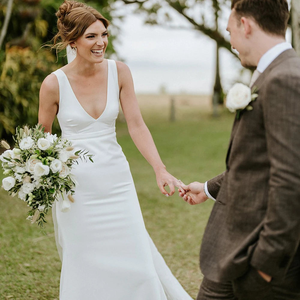 8705# Real Photos Simple Beach Sweep Train Wedding Dress V Neck Backless Soft Stain Bride Gown for Lawn Wedding Party